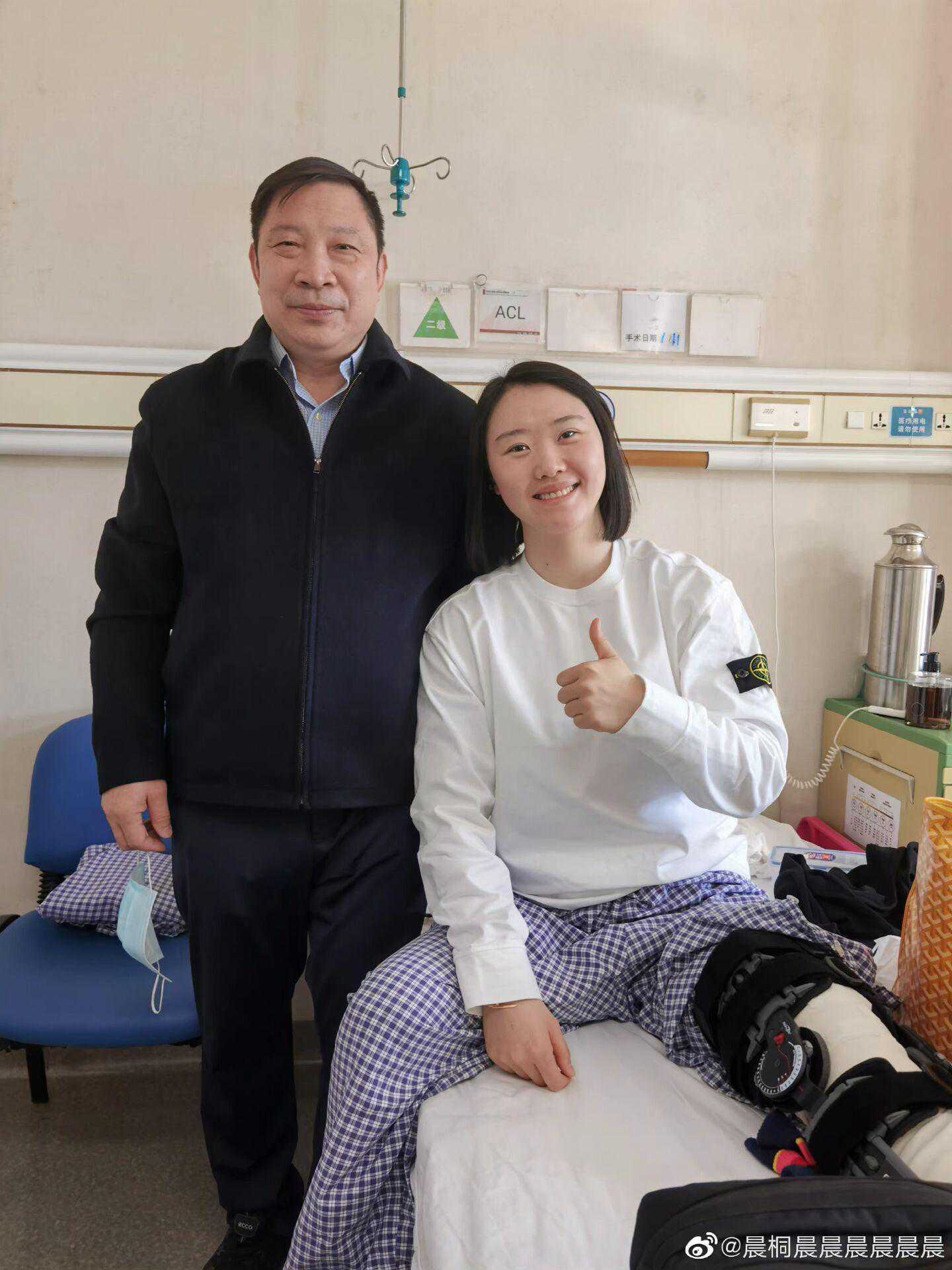 武桐桐社媒发布已出院消息：感谢主刀医生和照顾自己的护士护工